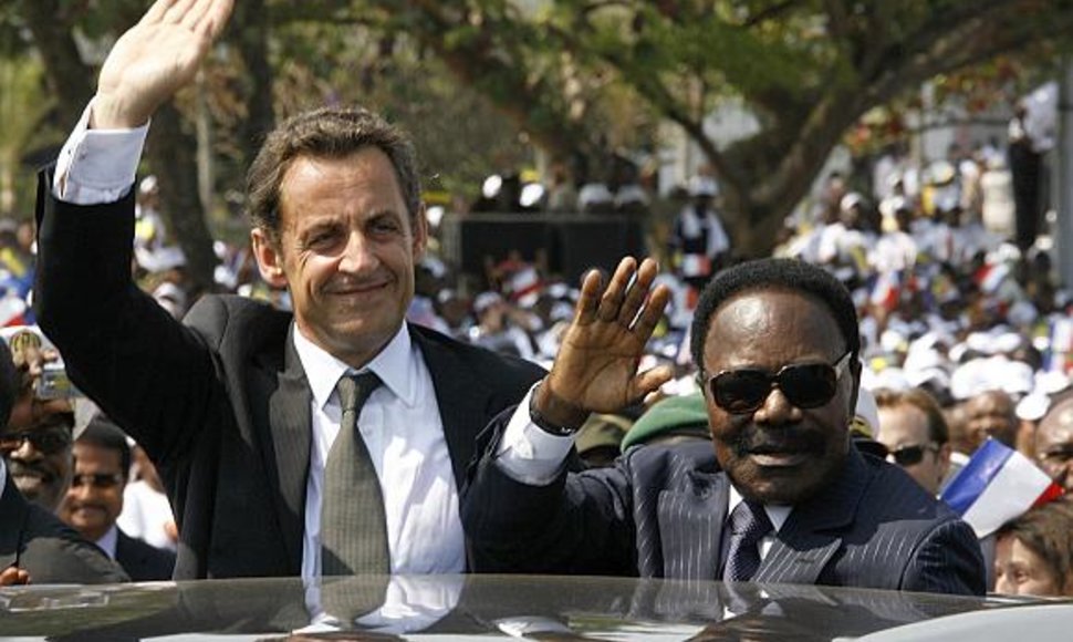 2007-aisiais Prancūzijos prezidentas Nicolas Sarkozy apsilankė Gabone ir susitiko su Omaru Bongo Ondimba.