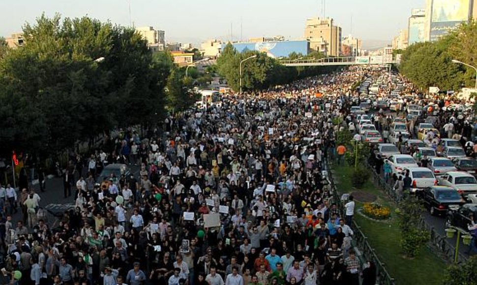 Irane neslopsta protesto mitingai.