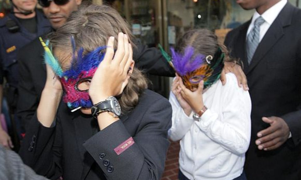Michaelo Jacksono vaikai viešumoje rodydavosi tik prisidengę veidus kaukėmis.