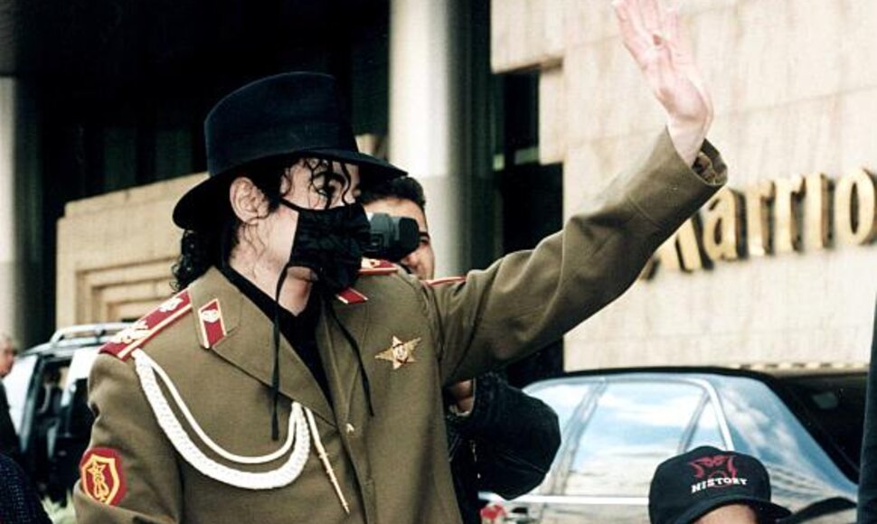 Michaelas Jacksonas Bemovo oro uoste Varšuvoje 1996-aisiais