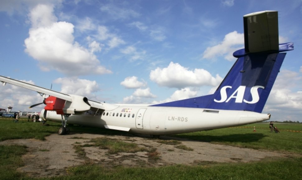 Prieš metus Vilniaus oro uoste per plauką išvengta skaudžios katastrofos – SAS orlaivis „Dash 8400“ buvo priverstas leistis su sugedusia važiuokle ir nuslydo nuo tako.