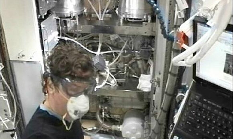 Astronautas Michaelas Barrattas remontuoja kosminį tualetą.