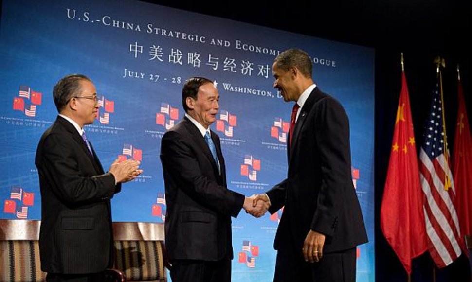 JAV prezidentas Barackas Obama (kairėje) sveikinasi su Kinijos vicepremjeru Wangu Qishanu (centre) ir Kinijos valstybės sekretoriumi Dai Bingguo (kairėje).