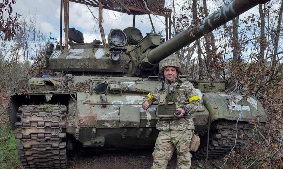 Ukrainos karys su trofėjiniu rusų tanku T-62M