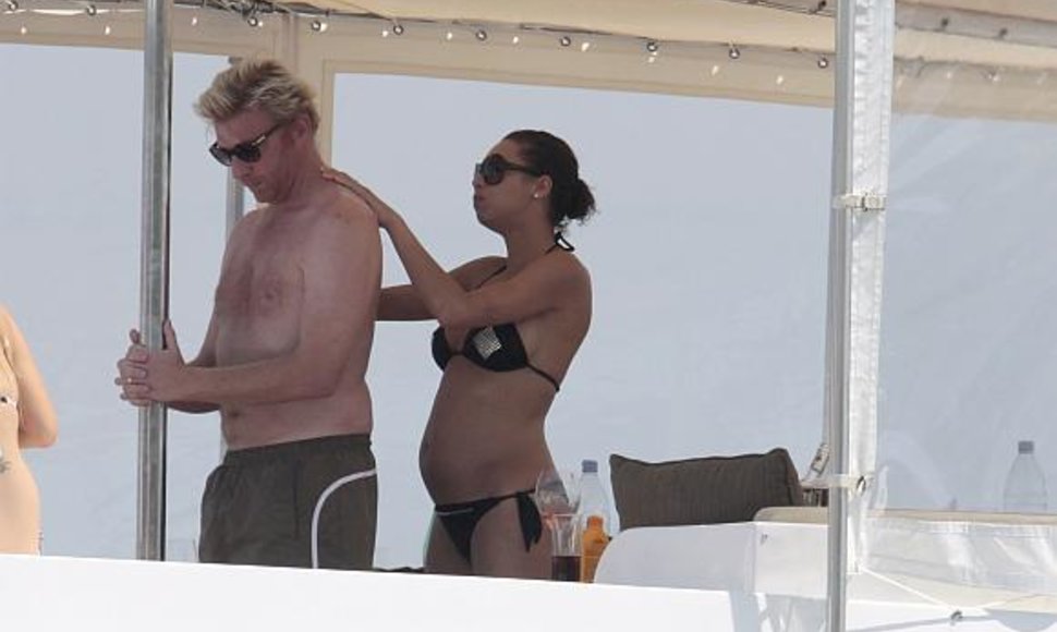 Borisas Beckeris ir jo nėščia žmona Sharlely „Lilly“ Kerssenberg atostogauja Sen Tropeze.