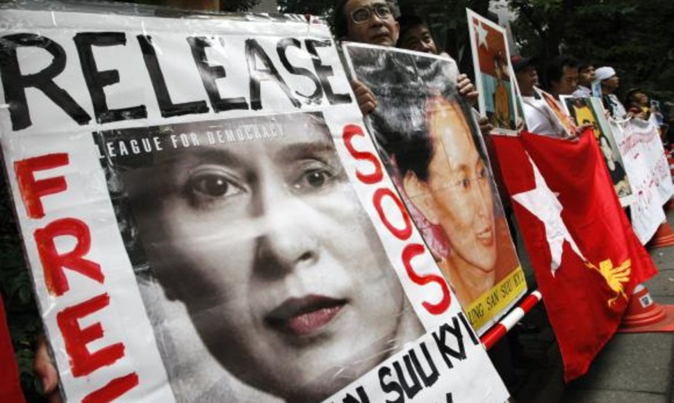 Daugelyje pasaulio šalių įvyko protestai dėl Mianmaro karinės chuntos teismo sprendimo.