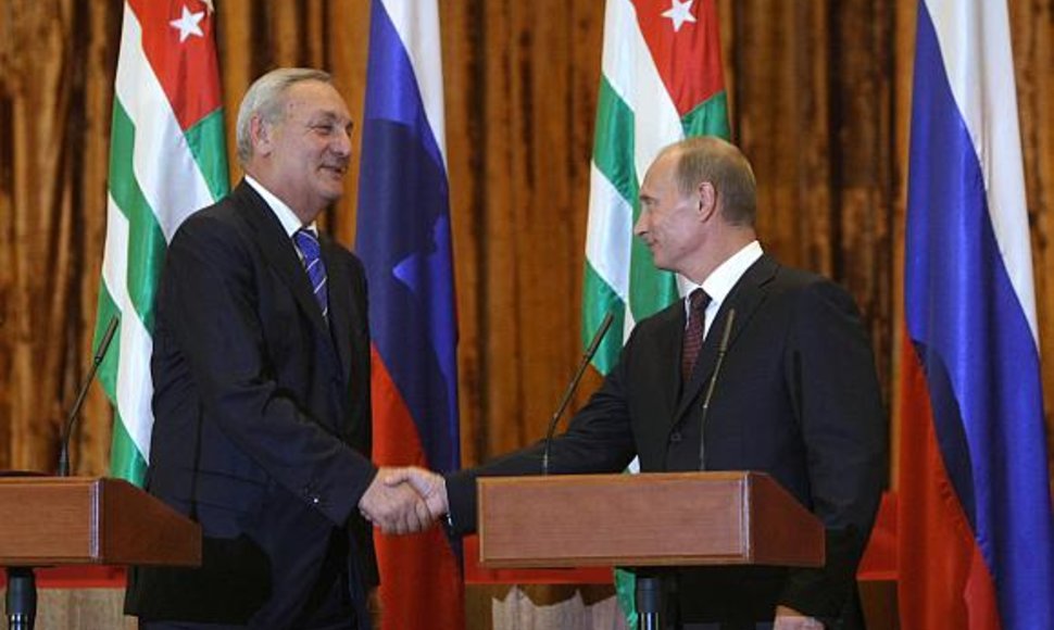 Abchazijos prezidentas Sergejus Bagapšas ir Rusijos premjeras Vladimiras Putinas