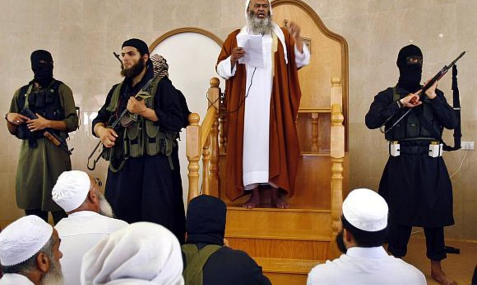 „Jund Ansar Allah“ kovotojai saugo savo lyderį Abdelį Latifą Moussą, kai jis skelbia Islamo emyratą Gazos ruože. Netrukus prasidėjo „Hamas“ policijos ataka ir pusę paros trukusios kautynės