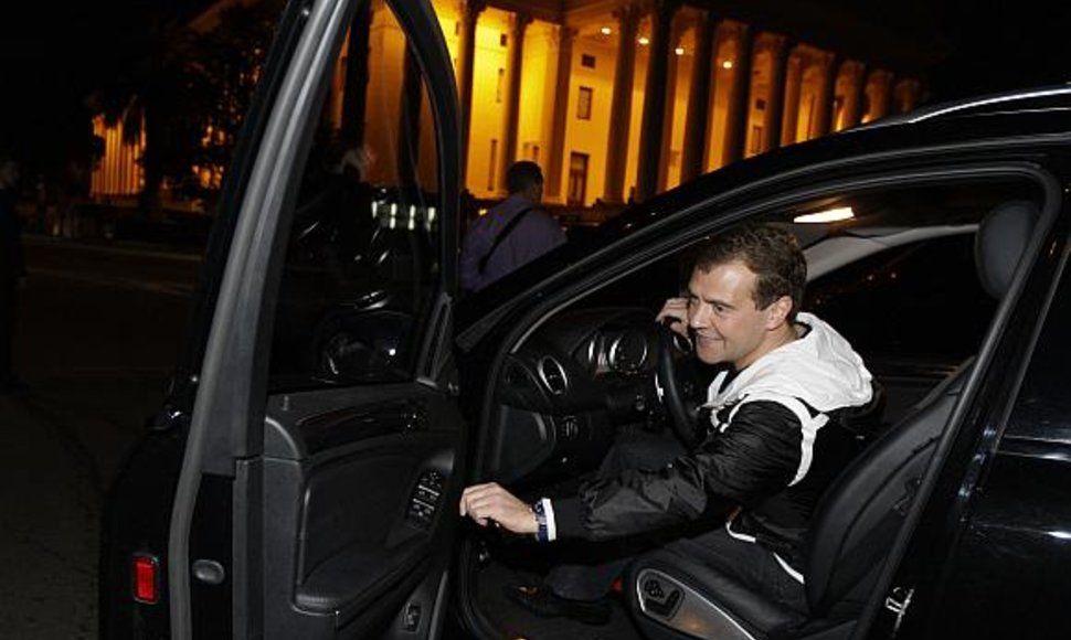Dmitrijus Medvedevas sulaukė kaltinimų mokąs kitus, tačiau pats pažeidinėjąs taisykles.