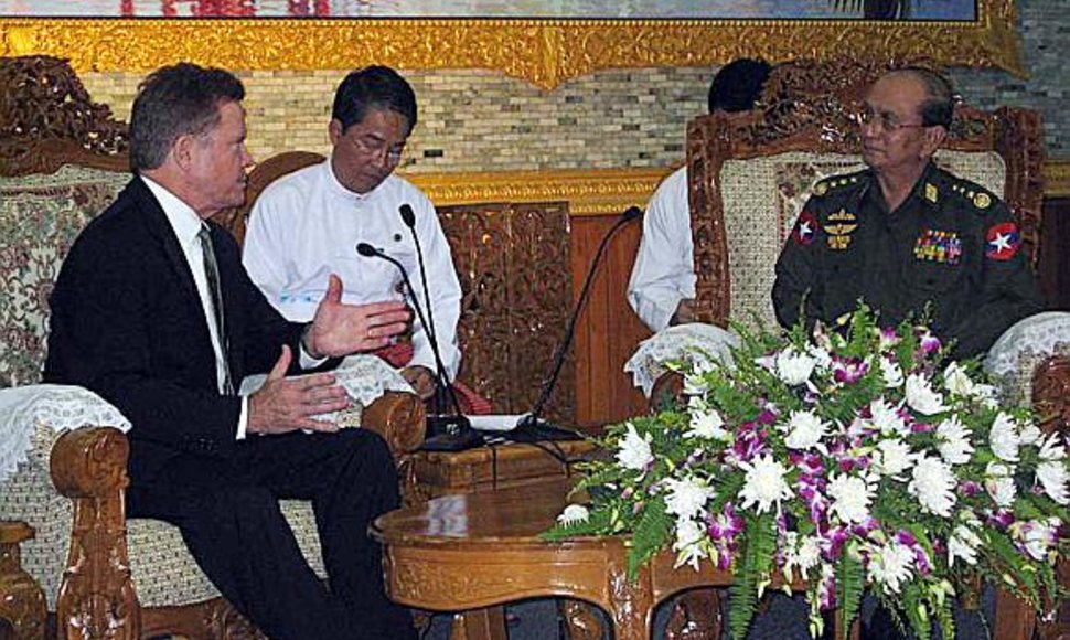 JAV senatorius Jimas Webbas įtikino Mianmaro režimo lyderį Thaną Shwe paleisti įkalintą amerikietė Johną Yettaw.