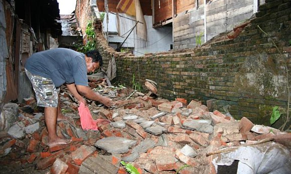 Nors žemės drebėjimas buvo gana stiprus, didelių sugriovimų išvengta