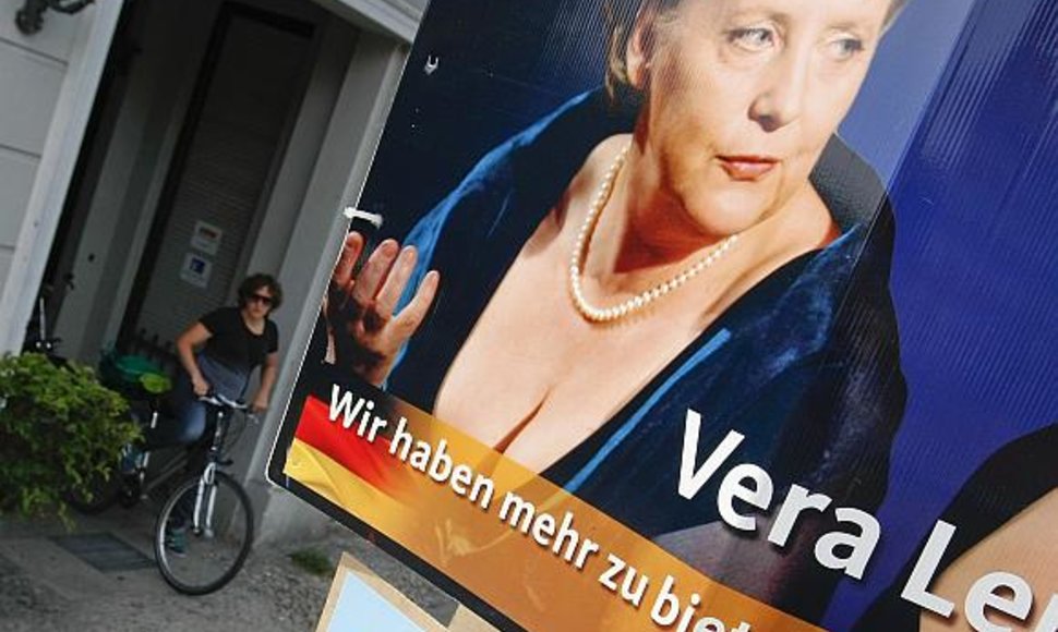 Angela Merkel rinkėjus iš plakatų vilioja ir didele iškirpte
