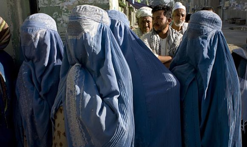 Afganistaniečiai stovi eilėje prie balsavimo apylinkės.