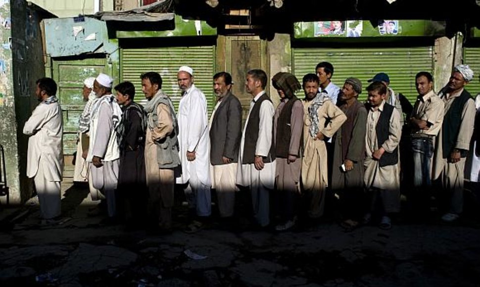 Afganistaniečiai stovi eilėje prie balsavimo apylinkės