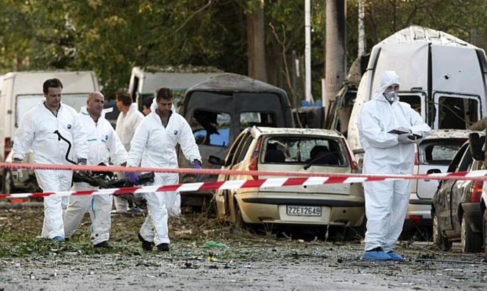 Policijos ekspertai tyrinėja sprogimo vietą prie Atėnų akcijų biržos.