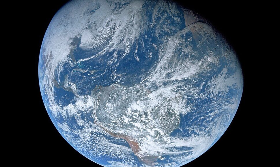 Pirmoji viso Žemės rutulio nuotrauka i&scaron; kosmoso, kurią padarė ne aparatas, o žmogus. Manoma, kad jos autorius &ndash; &bdquo;Apollo 8&ldquo; įgulos narys Williamas Andersas. Atstumas iki Žemės &ndash; 30 tūkst. kilometrų.