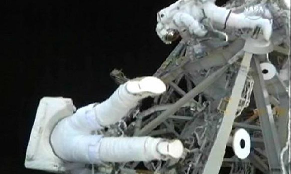 Christeris Fuglesangas ir Danny Olivasas dirba atvirame kosmose