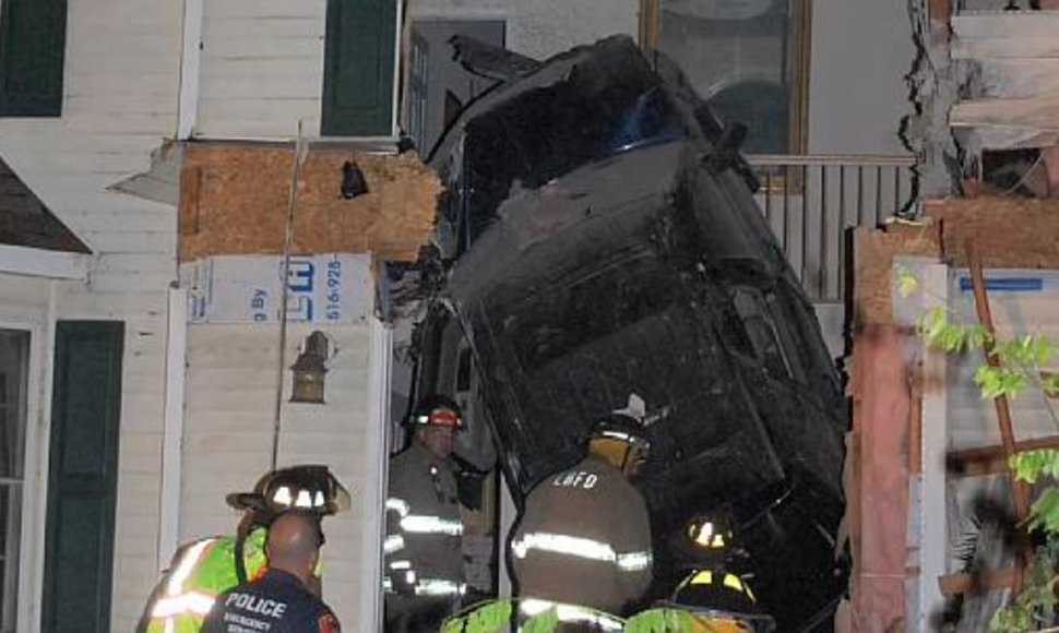Girto vairuotojo vairuojamas „Jeep“ įsmigo į amerikiečio namą.