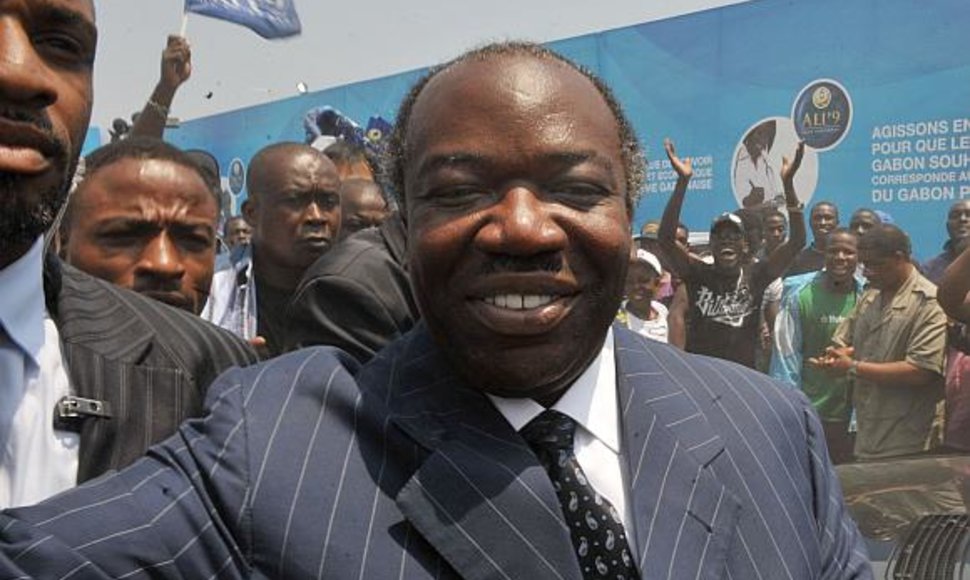 Ali Bongo prezidento poste pakeitė savo mirusį tėvą.