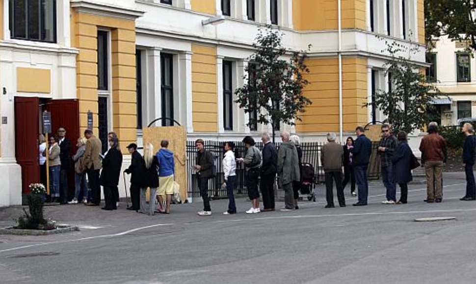 Rinkėjų eilė prie balsavimo apylinkės Osle