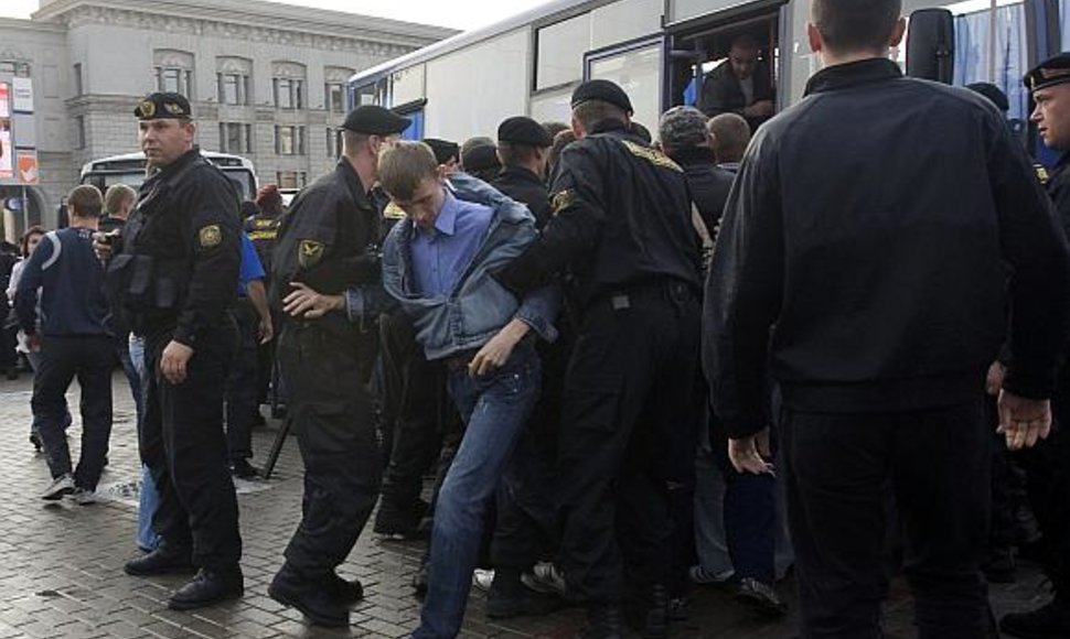 Baltarusijos milicija išvaikė opozicijos mitingą