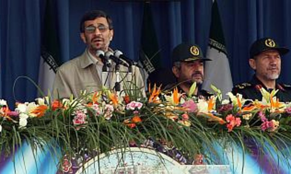 Irano prezidentas Mahmoudas Ahmadinejadas priima paradą.