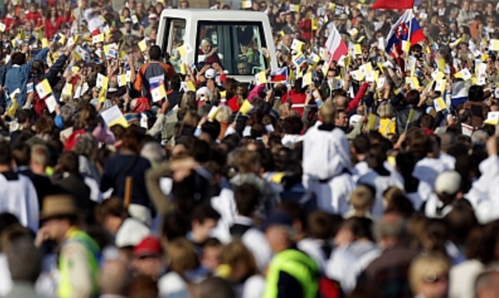Tūkstančiai tikinčiųjų sveikina į Čekiją atvykusį popiežių Benediktą XVI.