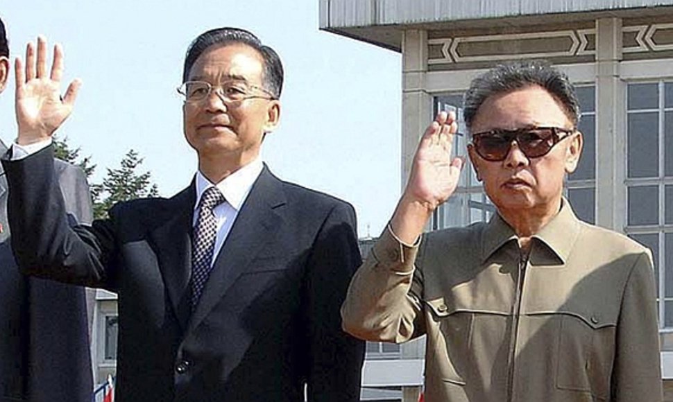 Kinijos premjeras Wen Jiabao ir Šiaurės Korėjos lyderis Kim Jong-ilas Pchenjano oro uoste