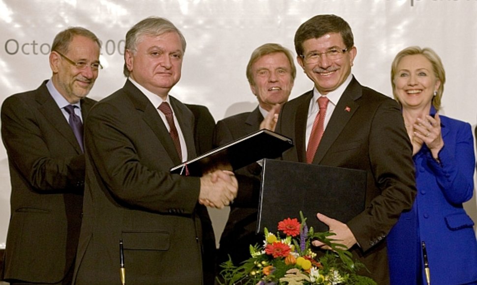 Armėnijos užsienio reikalų ministras Eduardas Nalbandianas (antras iš kairės) ir Turkijos užsienio reikalų ministras Ahmetas Davutoglu (antras iš dešinės) po ilgo delsimo pasirašė istorinį susitarimą.