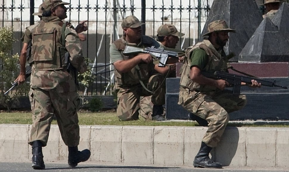 Pakistano ginkluotosios pajėgos šturmavo teroristų užimtas patalpas ir išlaisvino įkaitus.