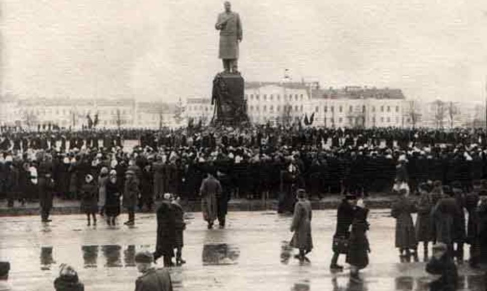 10 metrų aukščio Josifo Stalino statula iki 1961-ųjų metų stovėjo centrinėje Minsko aikštėje.