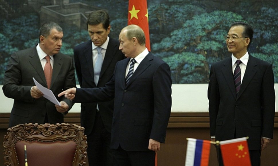 Per Vladimiro Putino (centre) vizitą Kinijoje pasirašyta bendradarbiavimo kontraktų už 3,5 mlrd. dolerių.
