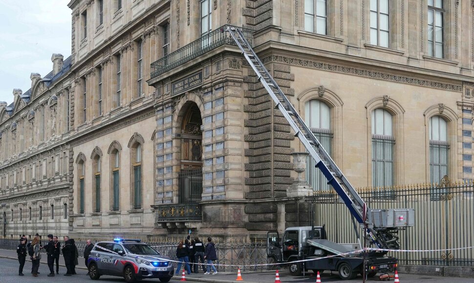 Policija nusikaltimo vietoje &scaron;alia mobilaus lifto, kuriuo pasinaudojo nusikaltėliai