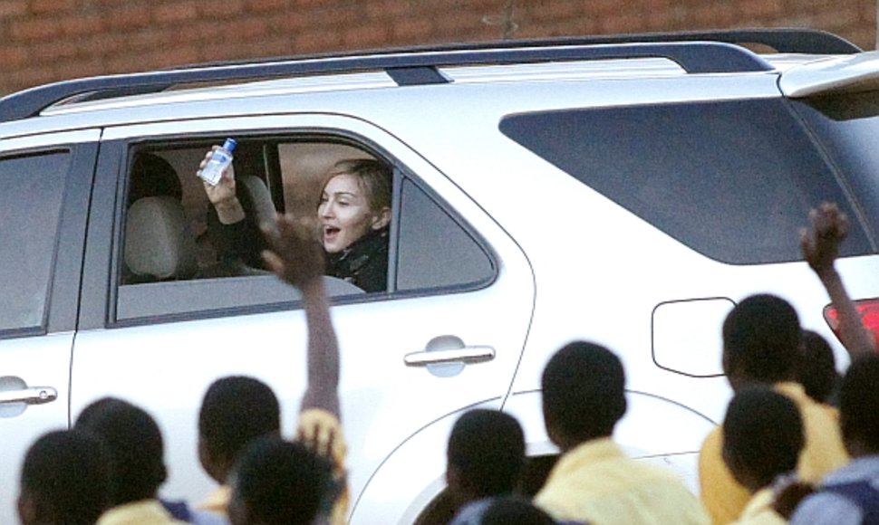 Madonna atsisveikina su vaikų globos centro auklėtiniais.