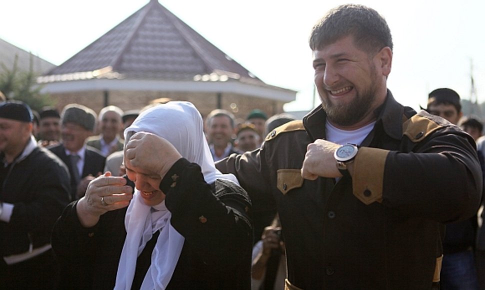 Oficialiai uždirbantis 118 tūkst. JAV dolerių Ramzanas Kadyrovas puikuojasi beveik trečdalio milijono dolerių vertės laikrodžiu „Bovet“.
