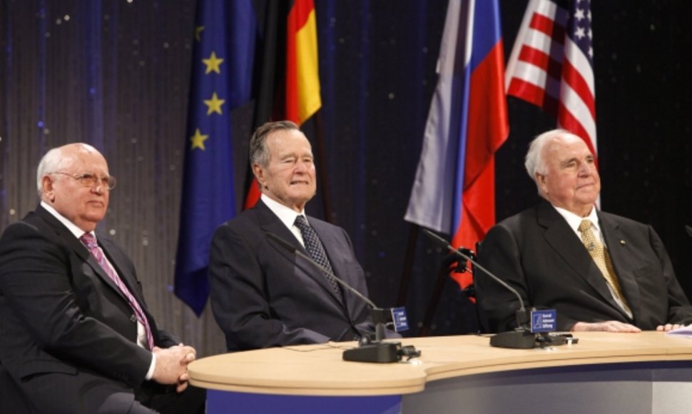 Berlyne susitiko (iš kairės) Michailas Gorbačiovas, George'as H.Bushas ir Helmutas Kohlis