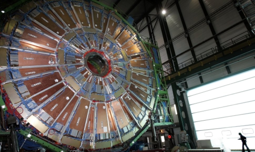 Didžiajame hadronų kolaideryje naudojamas superlaidininkinis solenoidinis magnetas yra didžiausias pasaulyje.