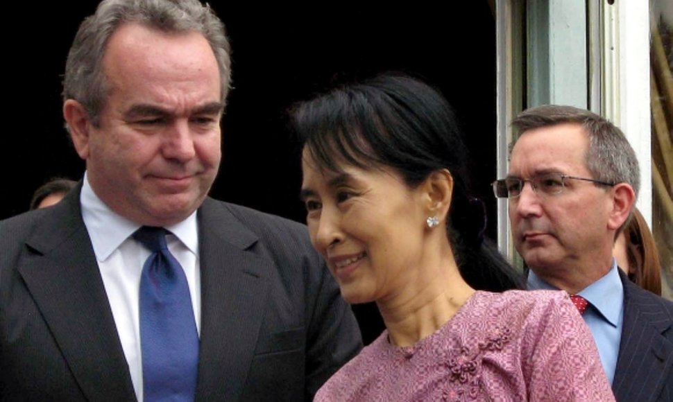 Aung San Suu Kyi susitiko su Kurtu Campbellu.