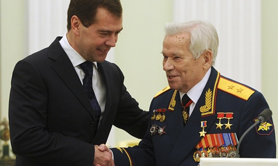 Aukščiausią Rusijos apdovanojimą Michailui Kalašnikovui įteikė prezidentas Dmitrijus Medvedevas.