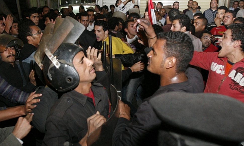 Egipto futbolo sirgaliai prie Alžyro ambasados susidūrė su riaušių policija.