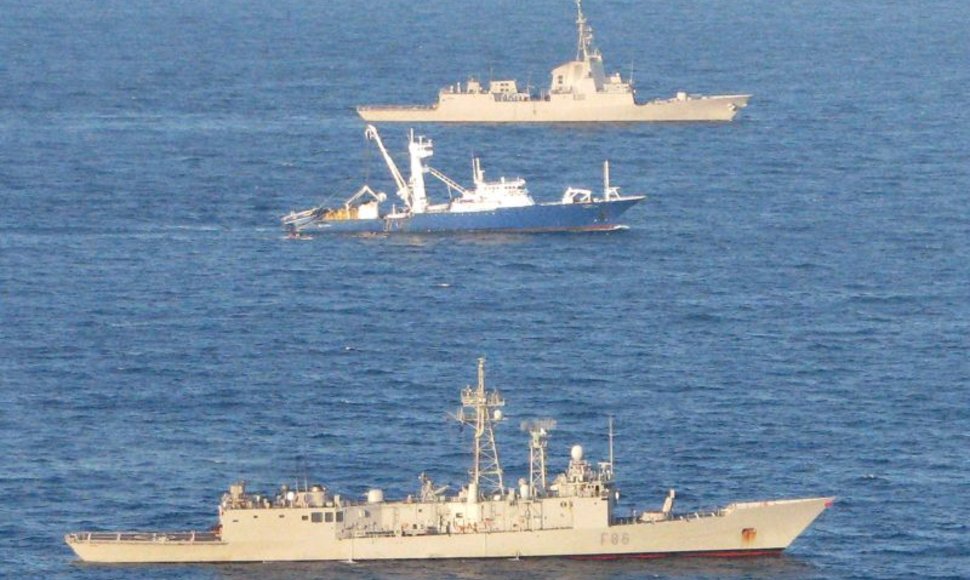 Ispanijos karo laivai lydi išlaisvintą tralerį „Alakrana“.
