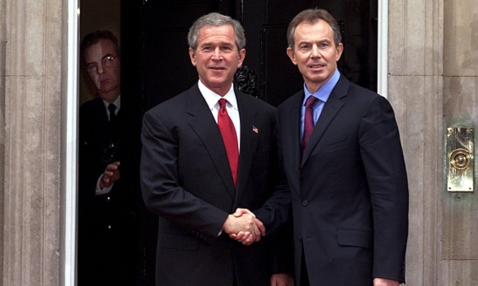 Tony Blairas (dešinėje) ir George'as W.Bushas