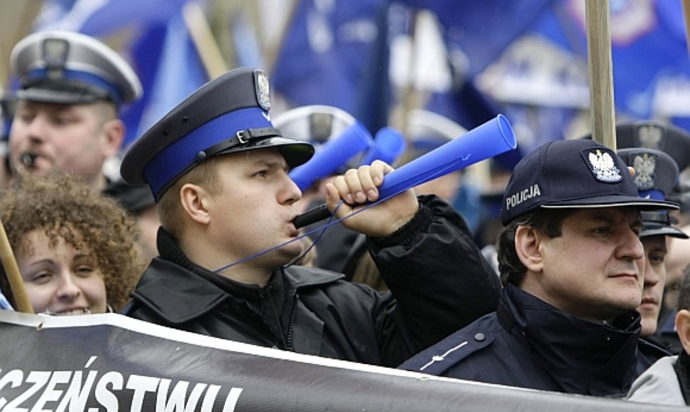 Lenkijos policininkai surengė protesto akciją.