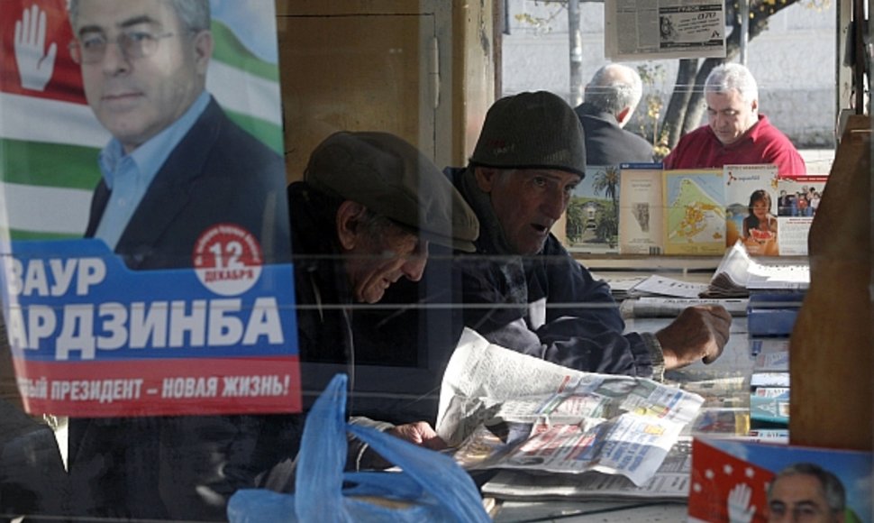 Abchazijoje gruodžio 10 dieną įvyks prezidento rinkimai. Ant spaudos kiosko vieno iš kandidatų, Zauro Ardzinbos, agitacinis plakatas.