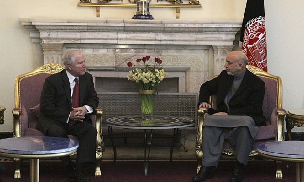 Robertas Gatesas ir Hamidas Karzai