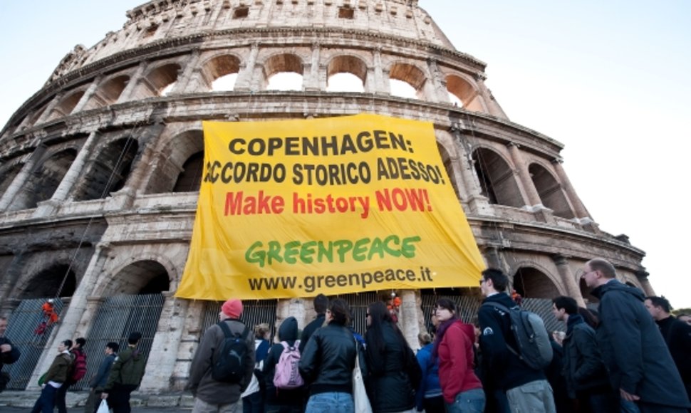 „Greenpeace“ aktyvistai savo transparantus išskleidė ant Romos Koliziejaus sienų.