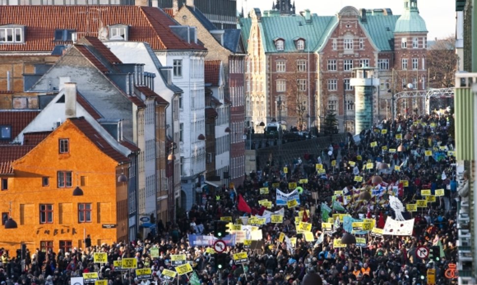 Kopenhagoje į gatves išėjo dešimtys tūkstančių žmonių.