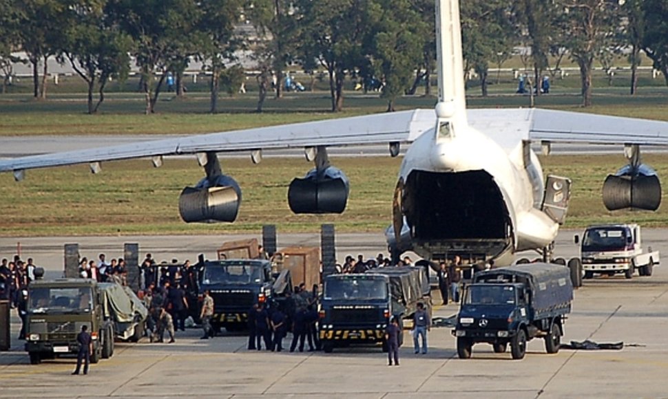 Tailando saugumo pareigūnai lėktuve aptiko daugiau nei 35 tonas ginklų.