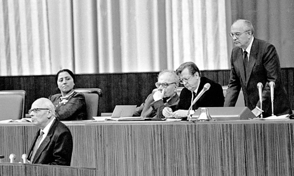 Sovietų Sąjungos komunistų partijos generalinis sekretorius Michailas Gorbačiovas (dešinėje, stovi) mėgina nutraukti Andrejaus Sacharovo (kairėje, tribūnoje) kalbą per pirmąjį liaudies deputatų suvažiavimą.