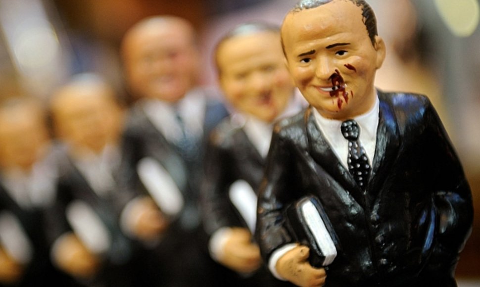 Italijoje jau galima įsigyti suvenyrinių sužeisto Silvio Berlusconi skulptūrėlių.